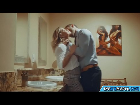 ❤️ Ketika seorang pirang berdada menggoda Anda di toilet umum ❌ Porno fb di id.pornohammer.ru ️❤